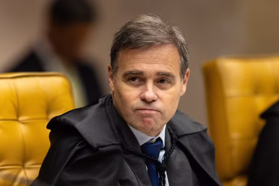 André Mendonça determina retirada de publicações do PT com acusações contra vice de Flávio Bolsonaro