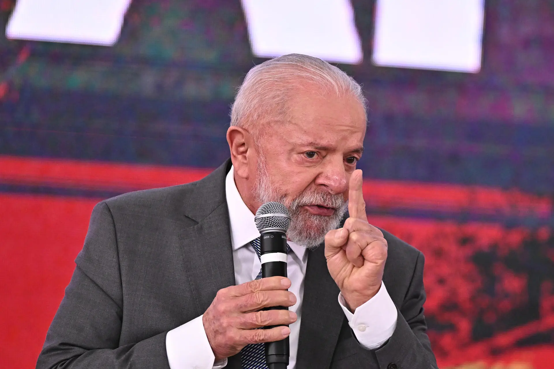 Lula critica prefeitos que não usam SUS e colocam filhos em escolas particulares