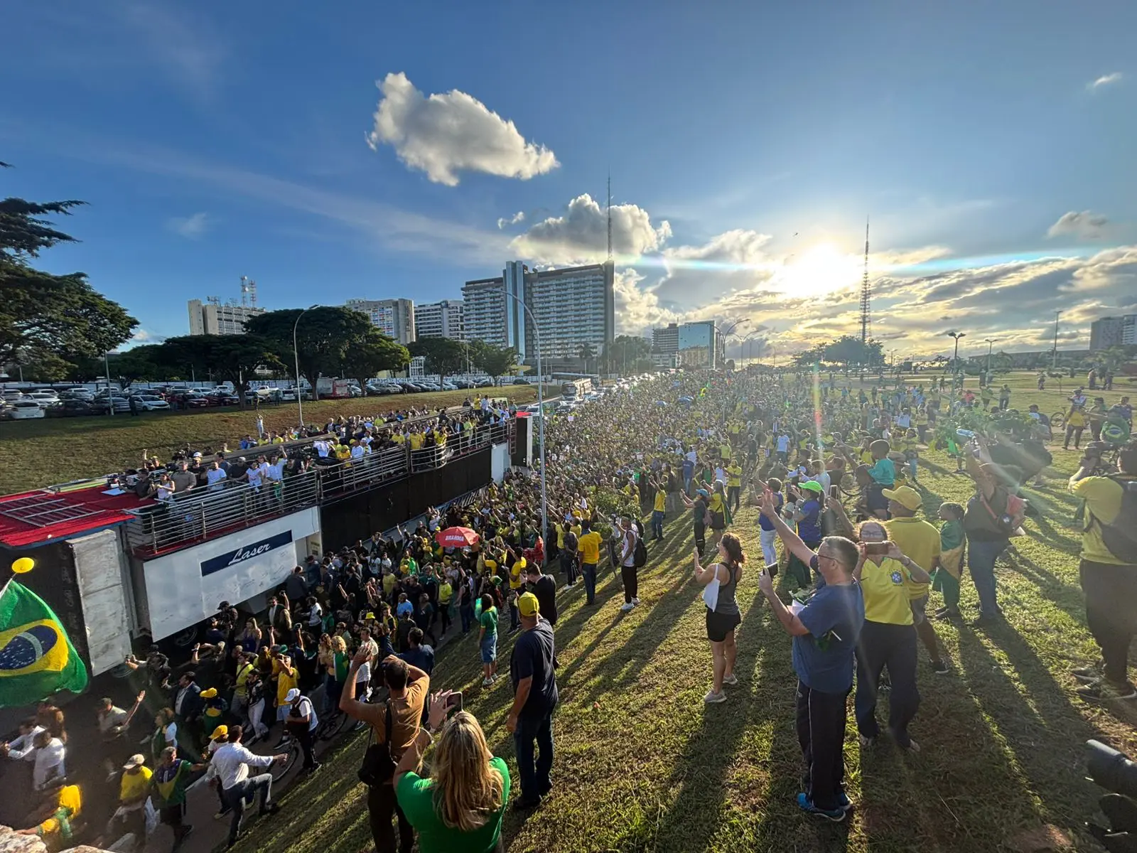 Com Bolsonaro presente, caminhada pró-anistia reúne multidão em Brasília