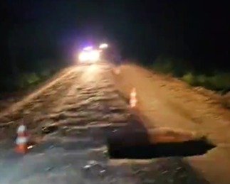 URGENTE: Cratera na RN-120 coloca motoristas em risco entre Santo Antônio e Nova Cruz no Rio Grande do Norte