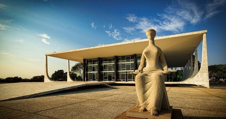 Quando o Supremo entra na arena política, quem guarda a Constituição?