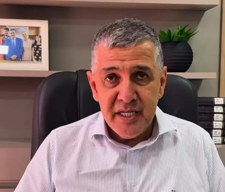 Prefeito de Casimiro de Abreu reage a críticas e manda população “rezar” por seu governo