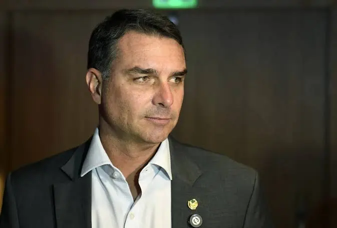 Flávio Bolsonaro se reúne com Jair Bolsonaro após repercussão de negociações para filme sobre ex-presidente