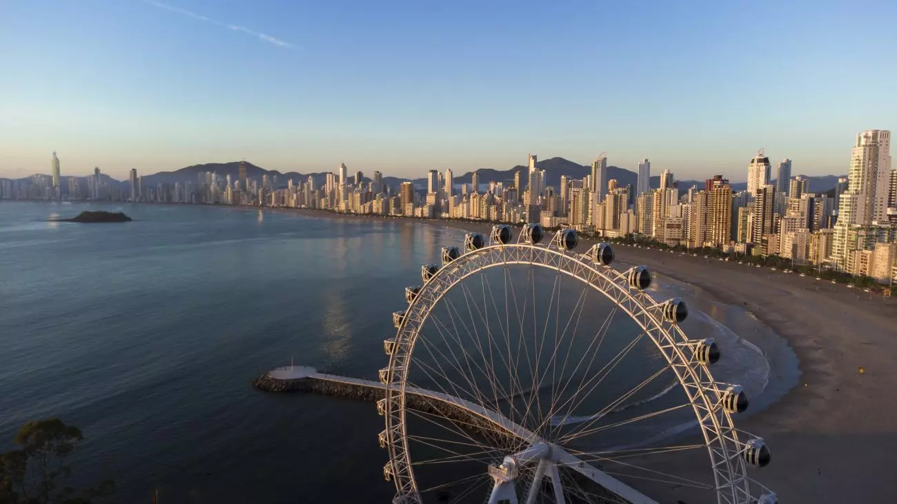 Balneário Camboriú desafia o teto do mercado imobiliário de luxo com R$ 100 mil por m²