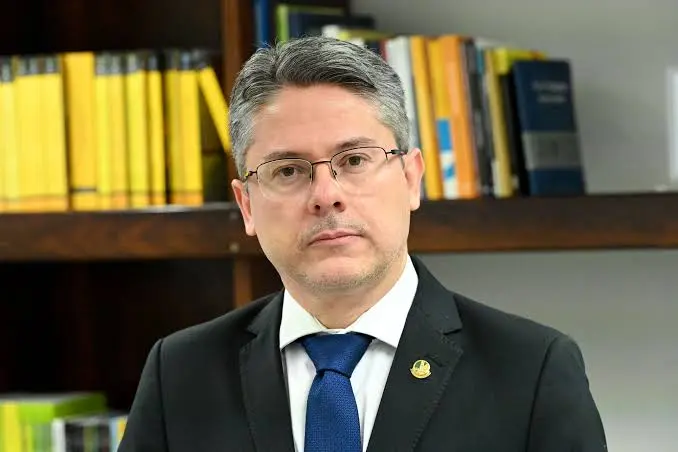 Senador reúne assinaturas e articula CPI para investigar atuação de ministros do STF no caso Banco Master