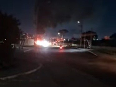 Corpo é encontrado nas dunas da Reserva do Peró e moradores interditam via em Cabo Frio