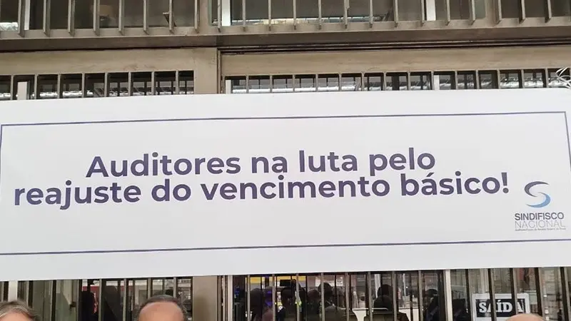 STJ determina suspensão de greve de auditores da Receita e impõe multa de R$ 500 mil