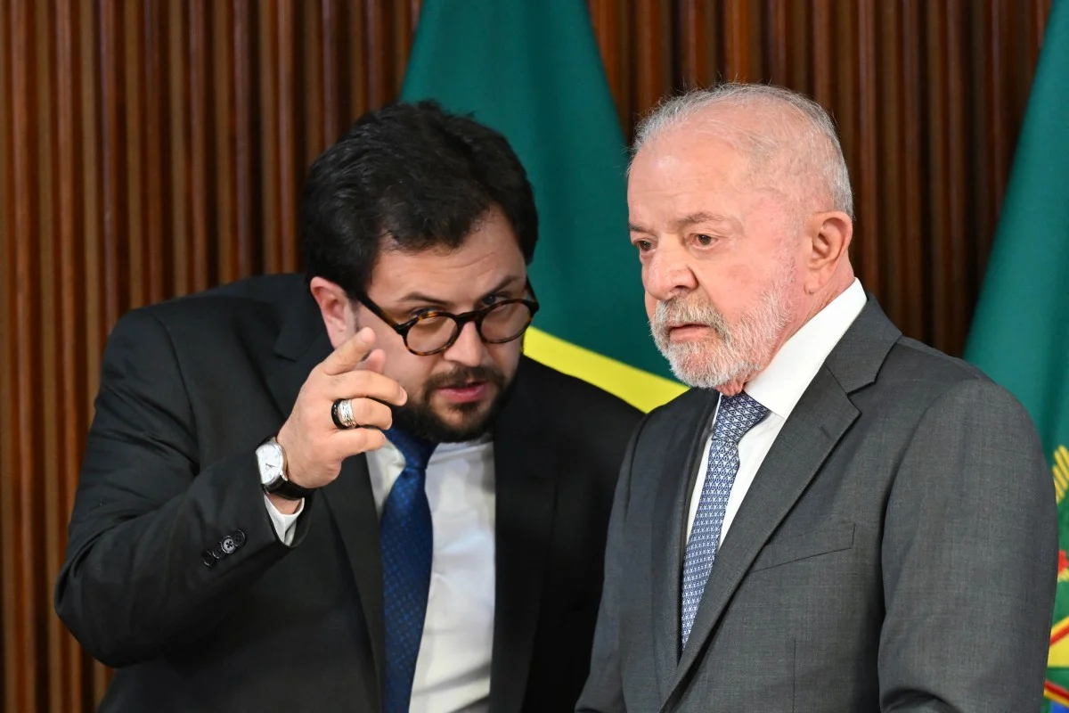 Ex-chefe de gabinete de Lula entra no centro de questionamentos após revelação de transferência de R$ 249 mil
