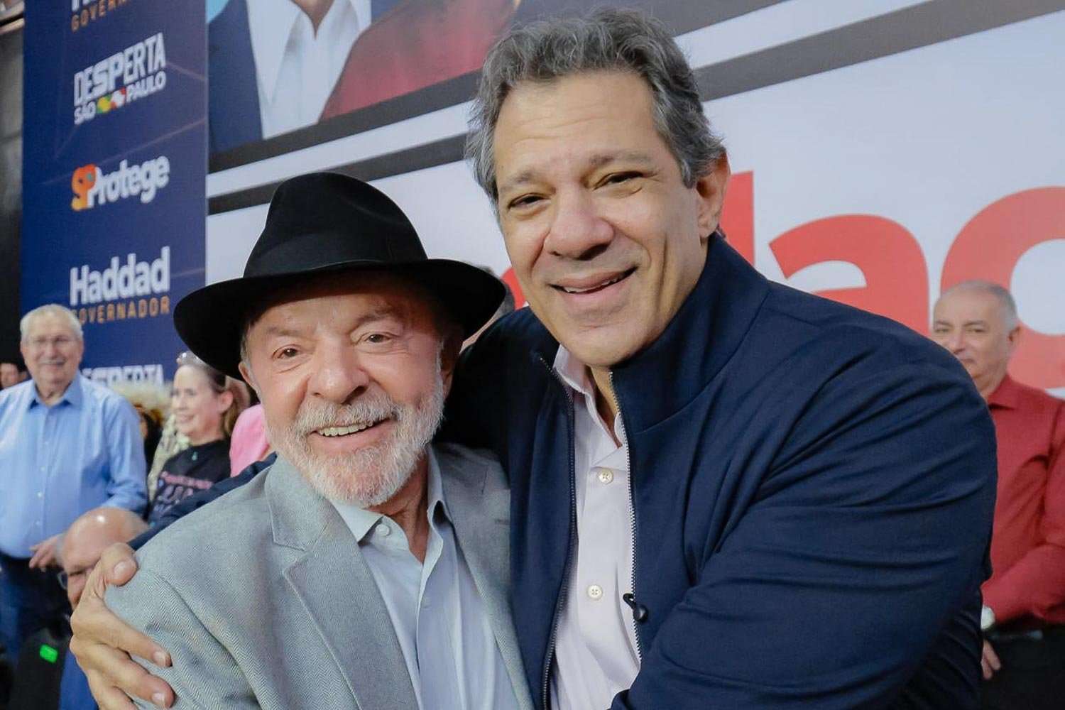 Haddad Ataca Homenagem a Milei, e Redes Sociais Reagem com Memes, Críticas e Ironias
