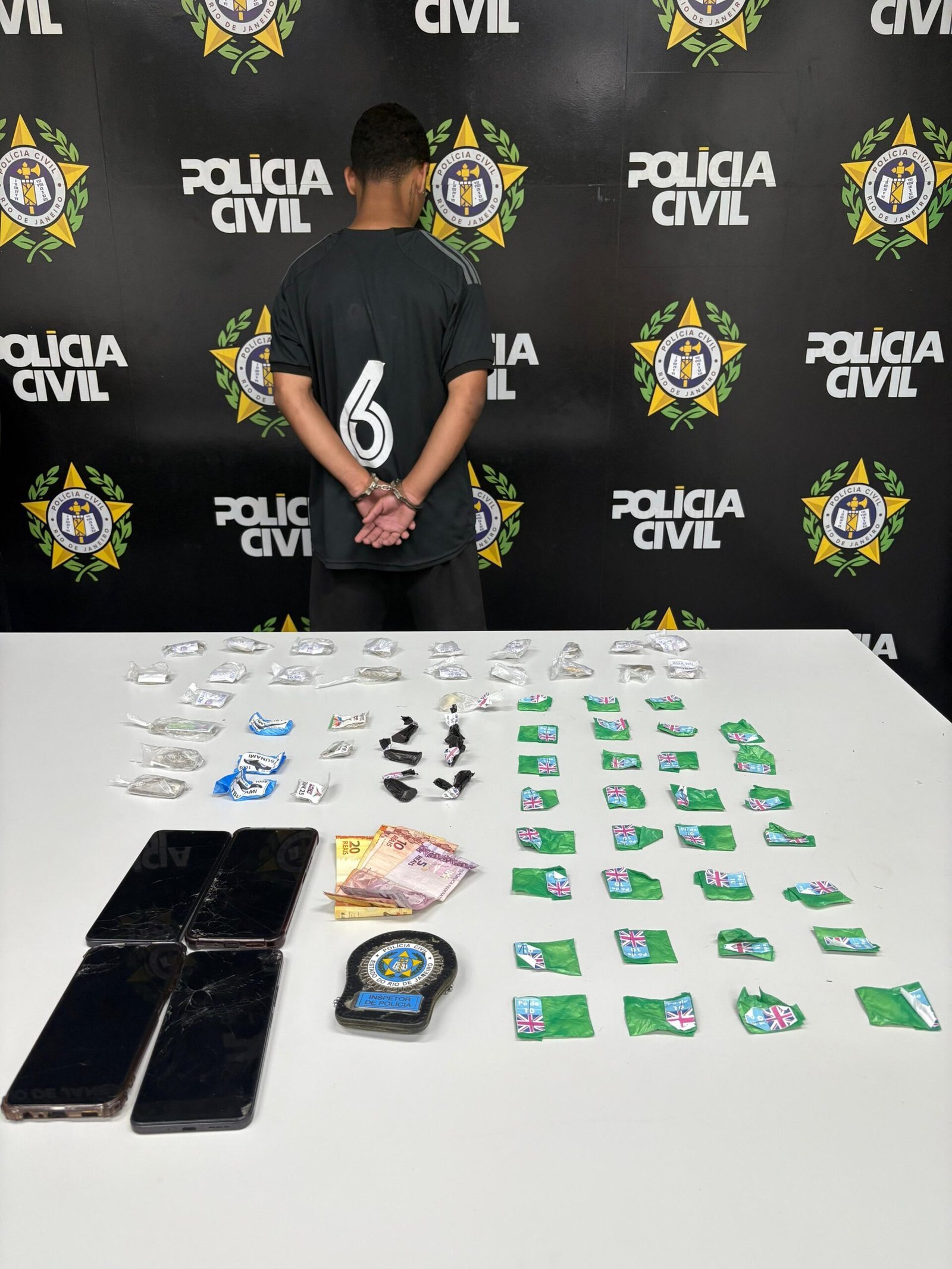Tráfico de drogas: homem é flagrado com cocaína e maconha no bairro da Glória