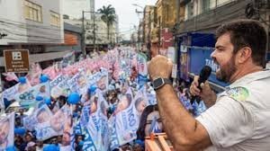 Welberth Rezende leva uma multidão em caminhada no calçadão