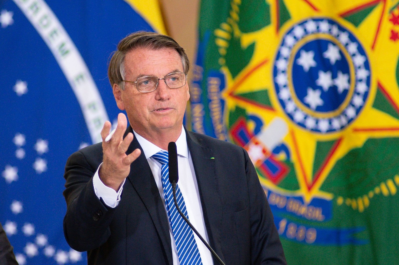 Prisão de Bolsonaro divide brasileiros e maioria duvida que ocorra