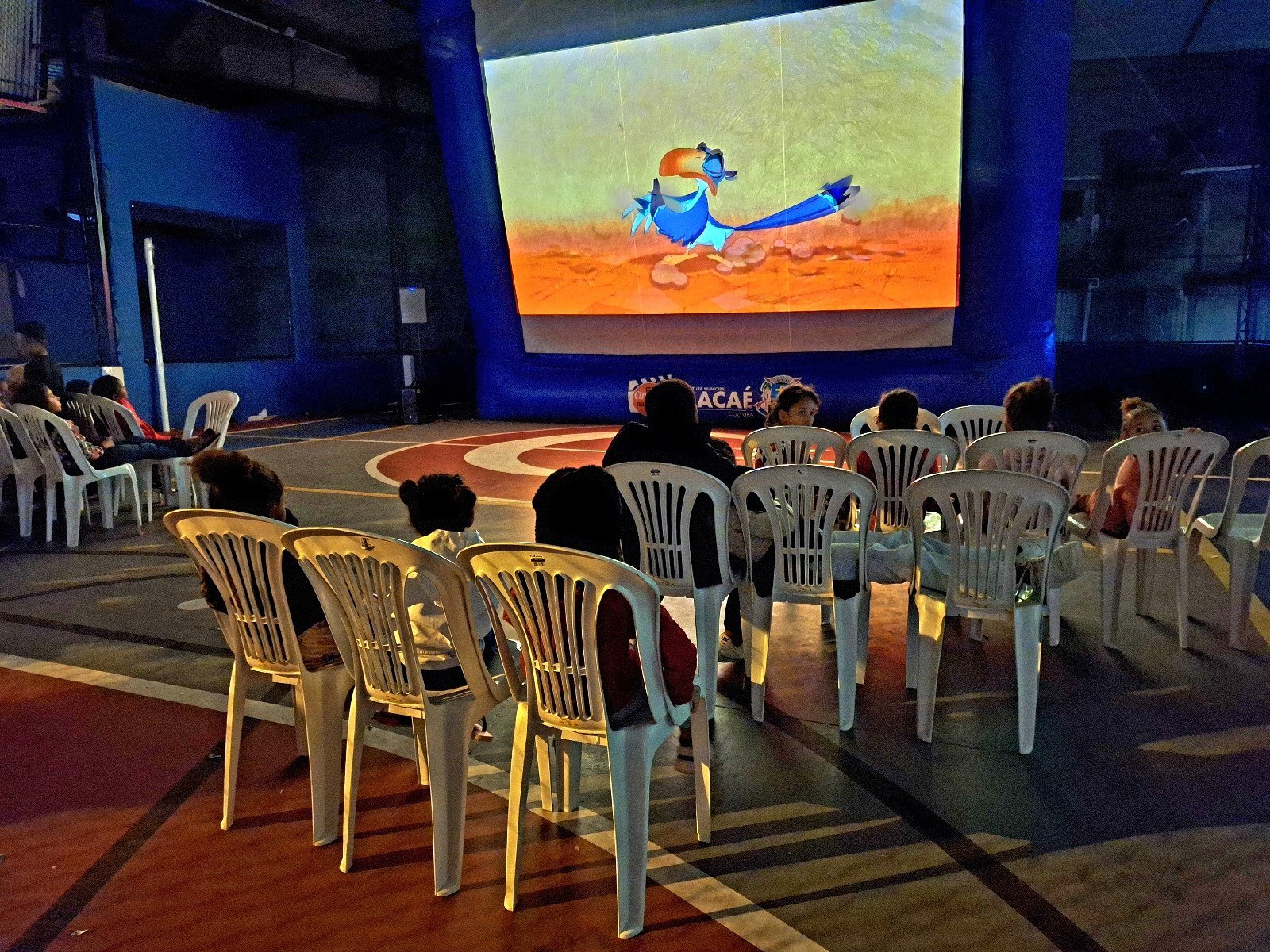 Cinema Itinerante Chega ao Frade com Sessão Gratuita Promovida pela Prefeitura de Macaé