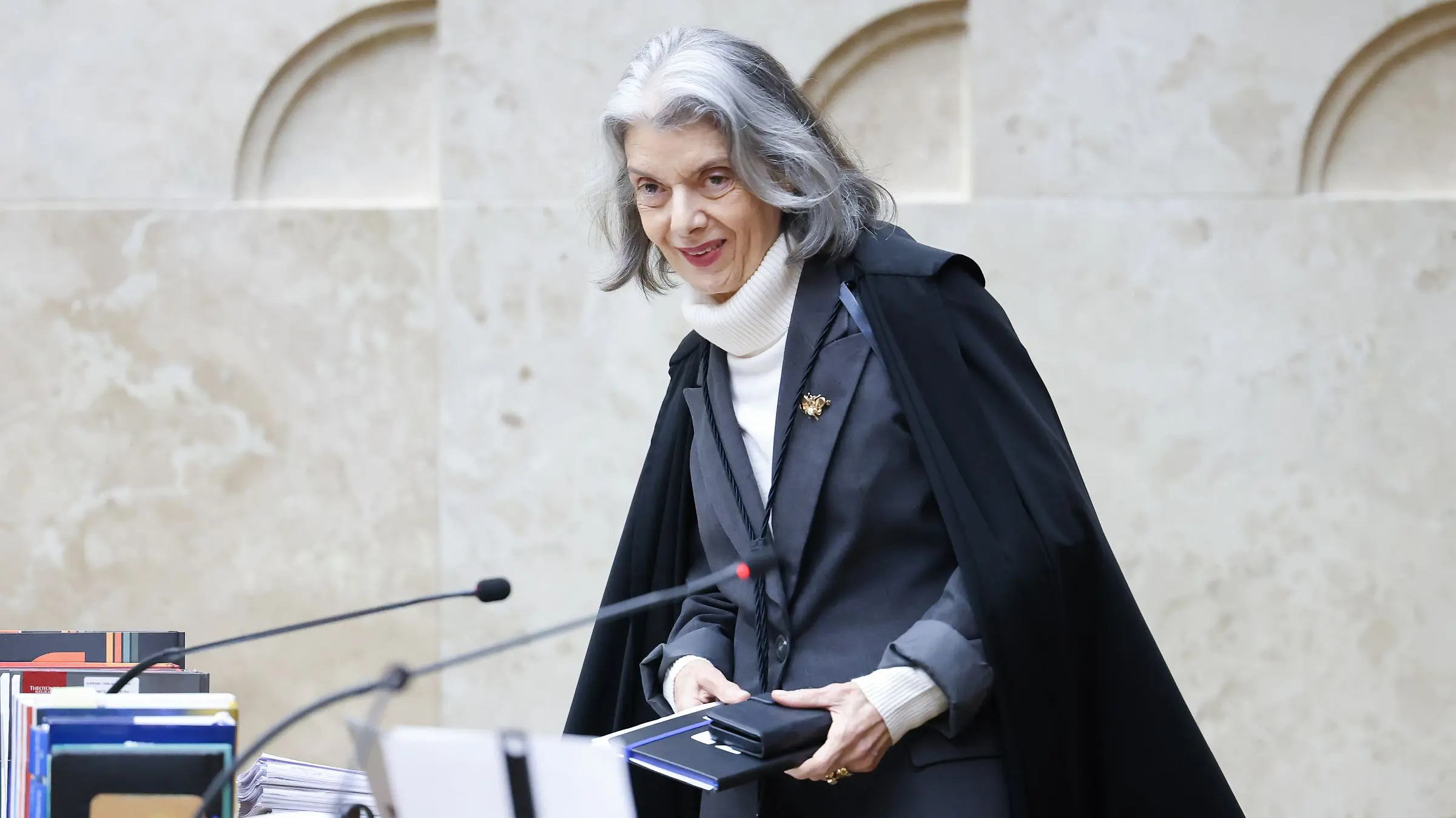 Senadores protocolam pedido de impeachment da ministra Cármen Lúcia