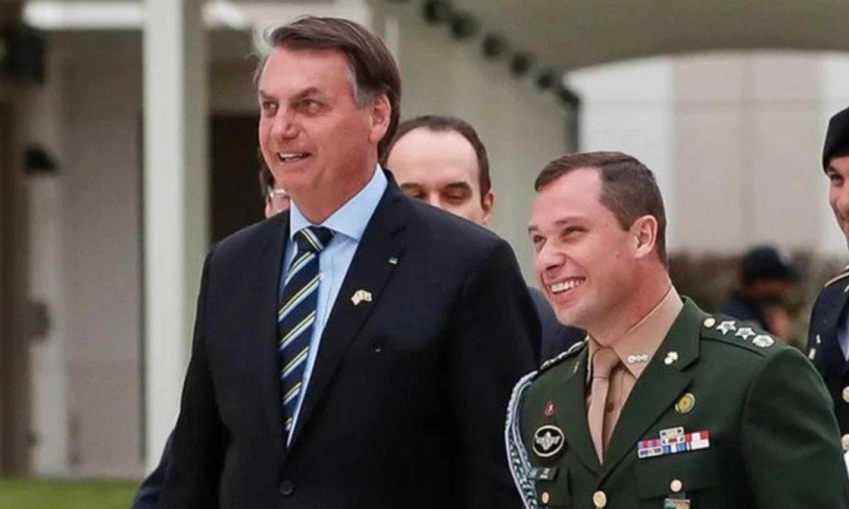 Bolsonaro fica de frente com Mauro Cid pela primeira vez desde a delação