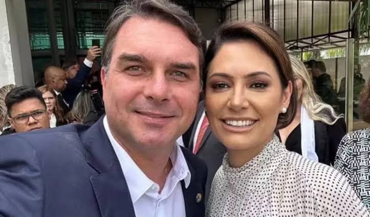 Flávio Bolsonaro diz que rompeu relação com Michelle Bolsonaro e minimiza críticas à sua pré-candidatura