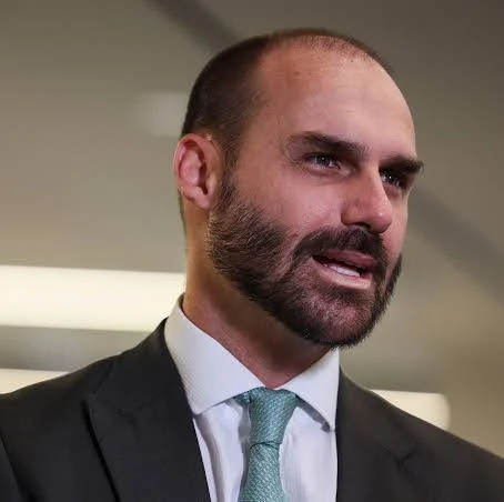 Polícia Federal determina retorno imediato de Eduardo Bolsonaro ao cargo de escrivão no Rio