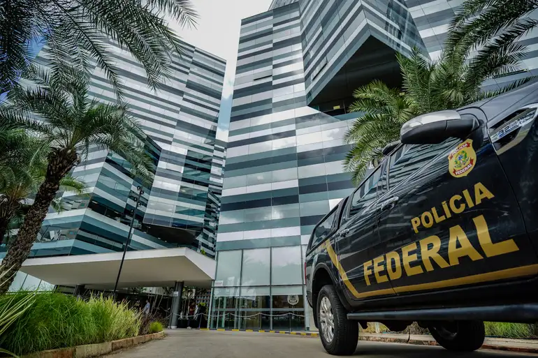 Polícia Federal utiliza tecnologia inédita para acessar celulares bloqueados em investigação financeira