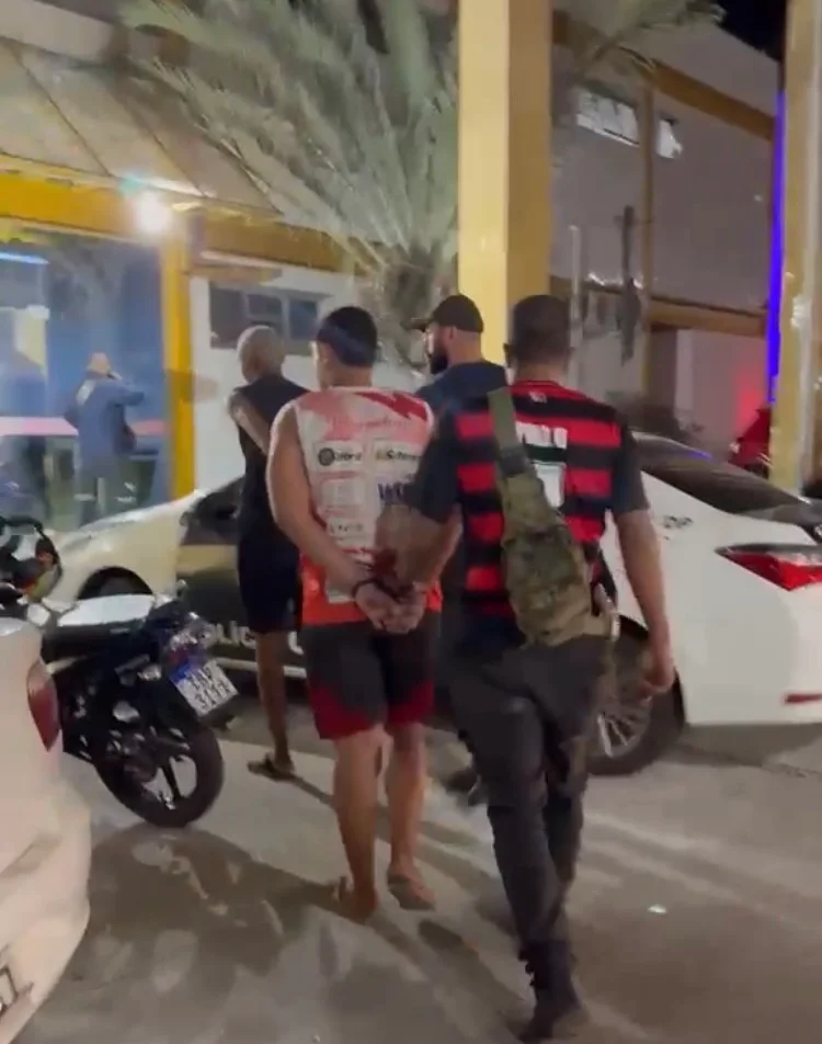 Polícia flagra tráfico em praça e prende dois homens em Macaé