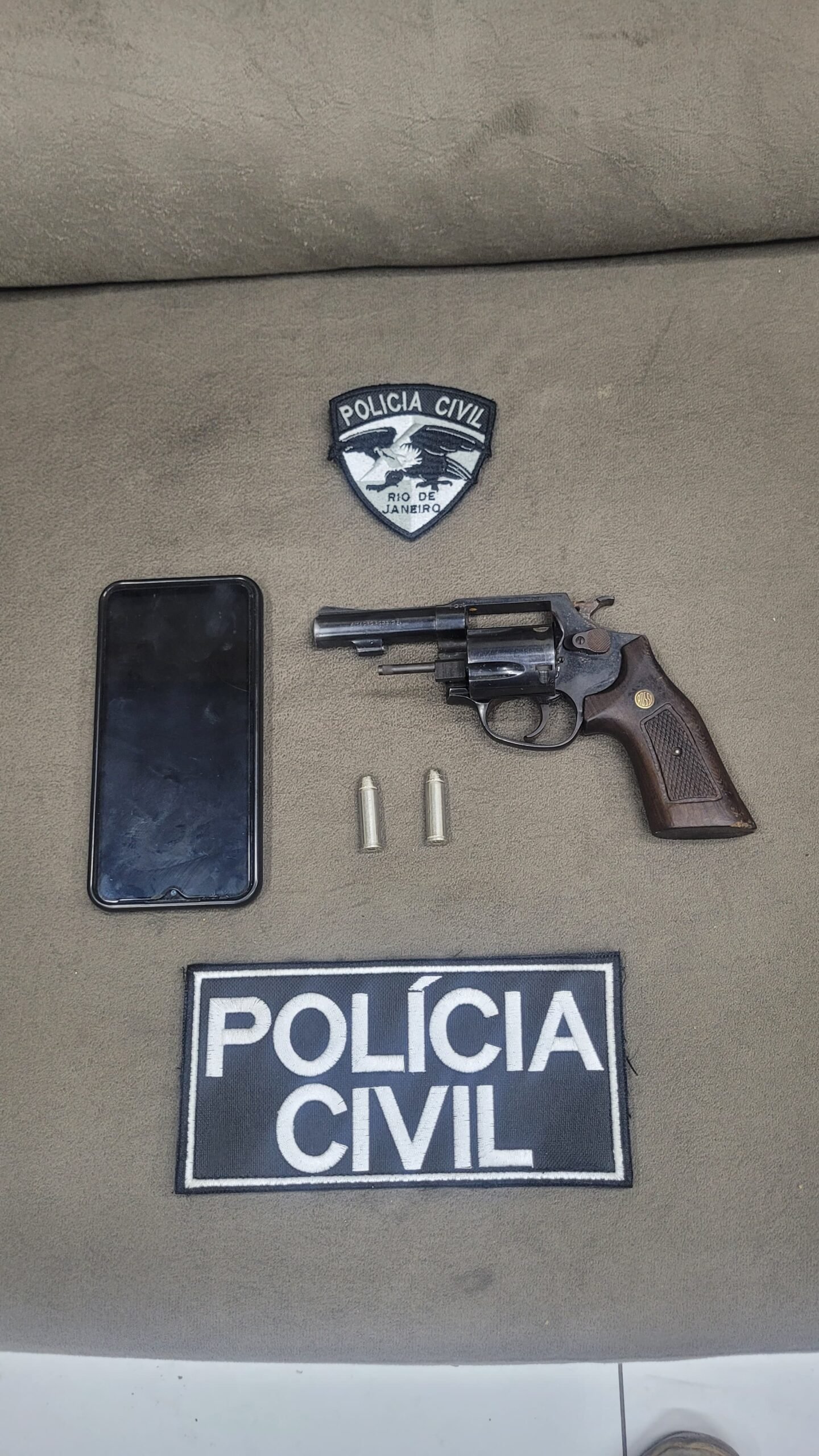 Polícia Civil recupera moto e celular roubados e apreende menor armado em Caxias