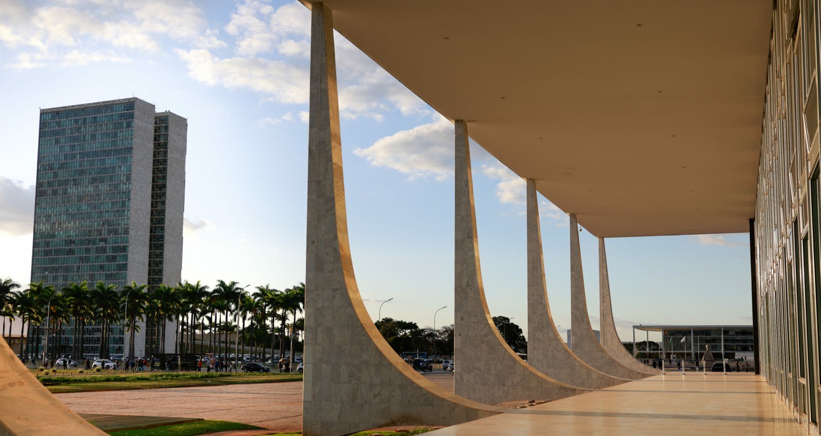 Maioria dos brasileiros avalia negativamente Congresso Nacional e STF, aponta pesquisa