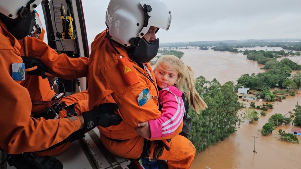 Bombeiros do Rio já resgataram mais de 40 pessoas com vida no RS