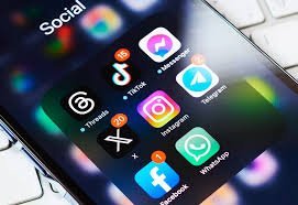 REDES SOCIAIS SUPERAM TV E VEÍCULOS TRADICIONAIS COMO PRINCIPAL FONTE DE NOTÍCIAS, APONTA ESTUDO GLOBAL